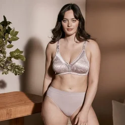 Bali Double Support® Spa Closure® Comfort-U Back Full Coverage Wireless Full Coverage Bra 3372
