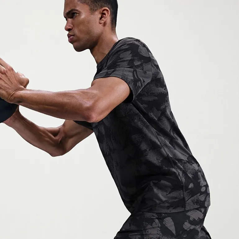 Nike Form Mens 7" Mid Rise Quick Dry Workout Shorts