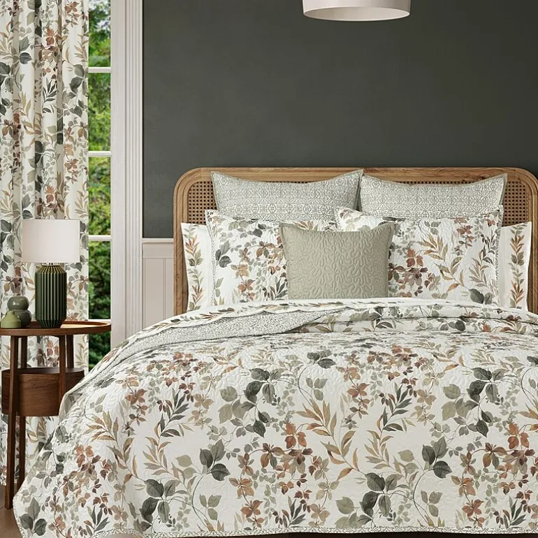 Royal Court Evergreen Floral Quilt Set